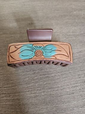 Brown Genuine Leather 3.5 Inch Floral Hair Claw Clip with Turquoise Accent-NWOT